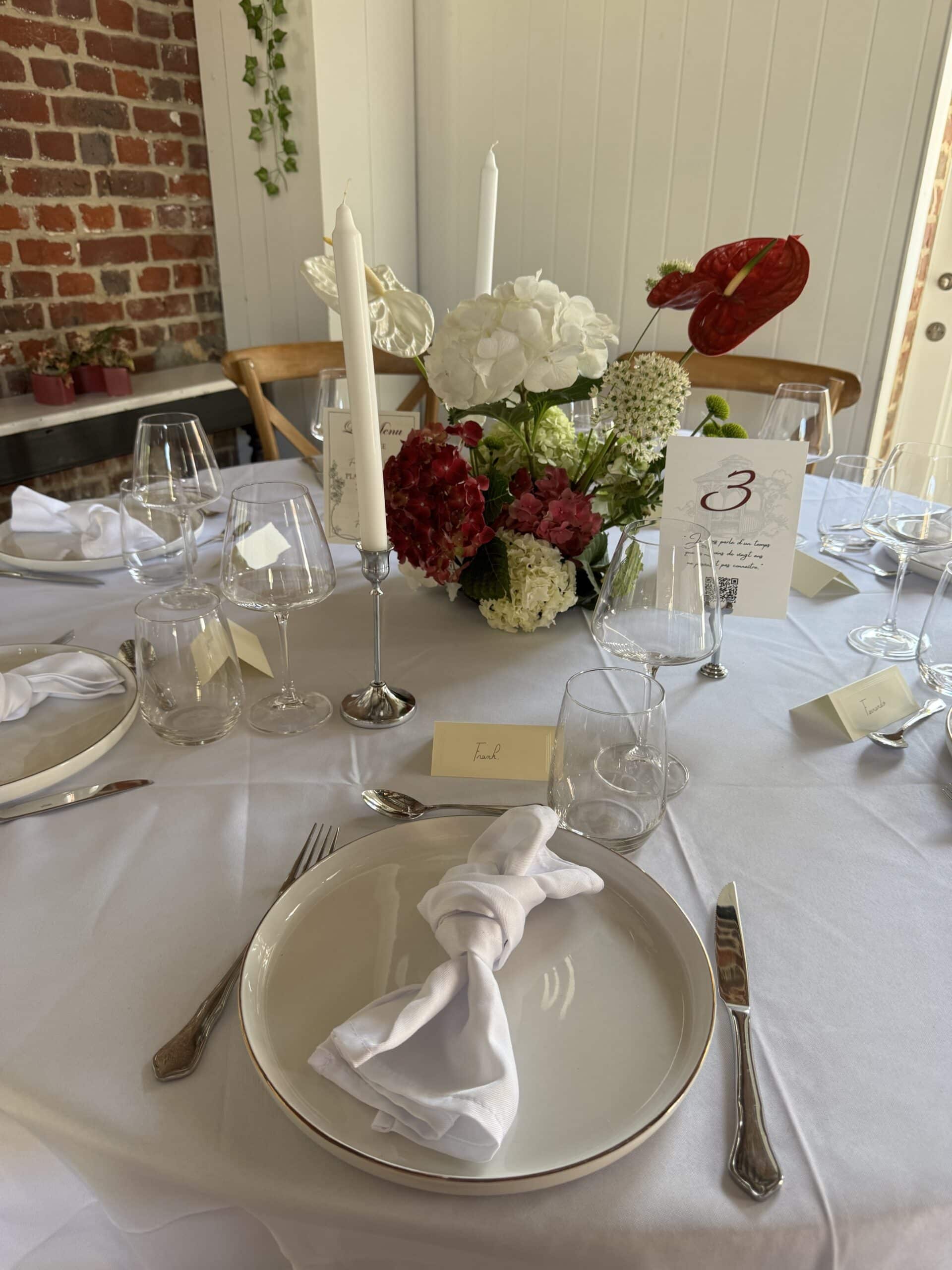 Centre de table floral rouge et blanc