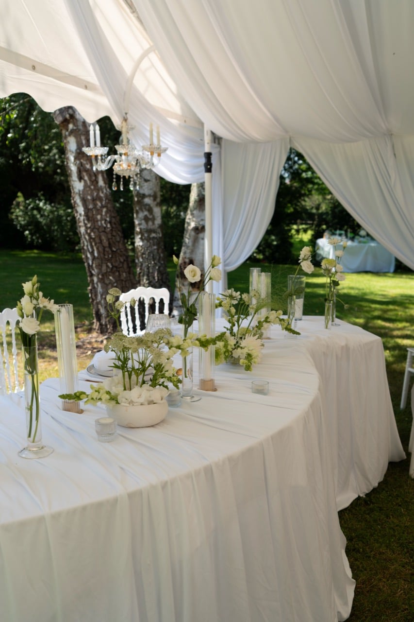Décoration florale blanche pour une réception en extérieur