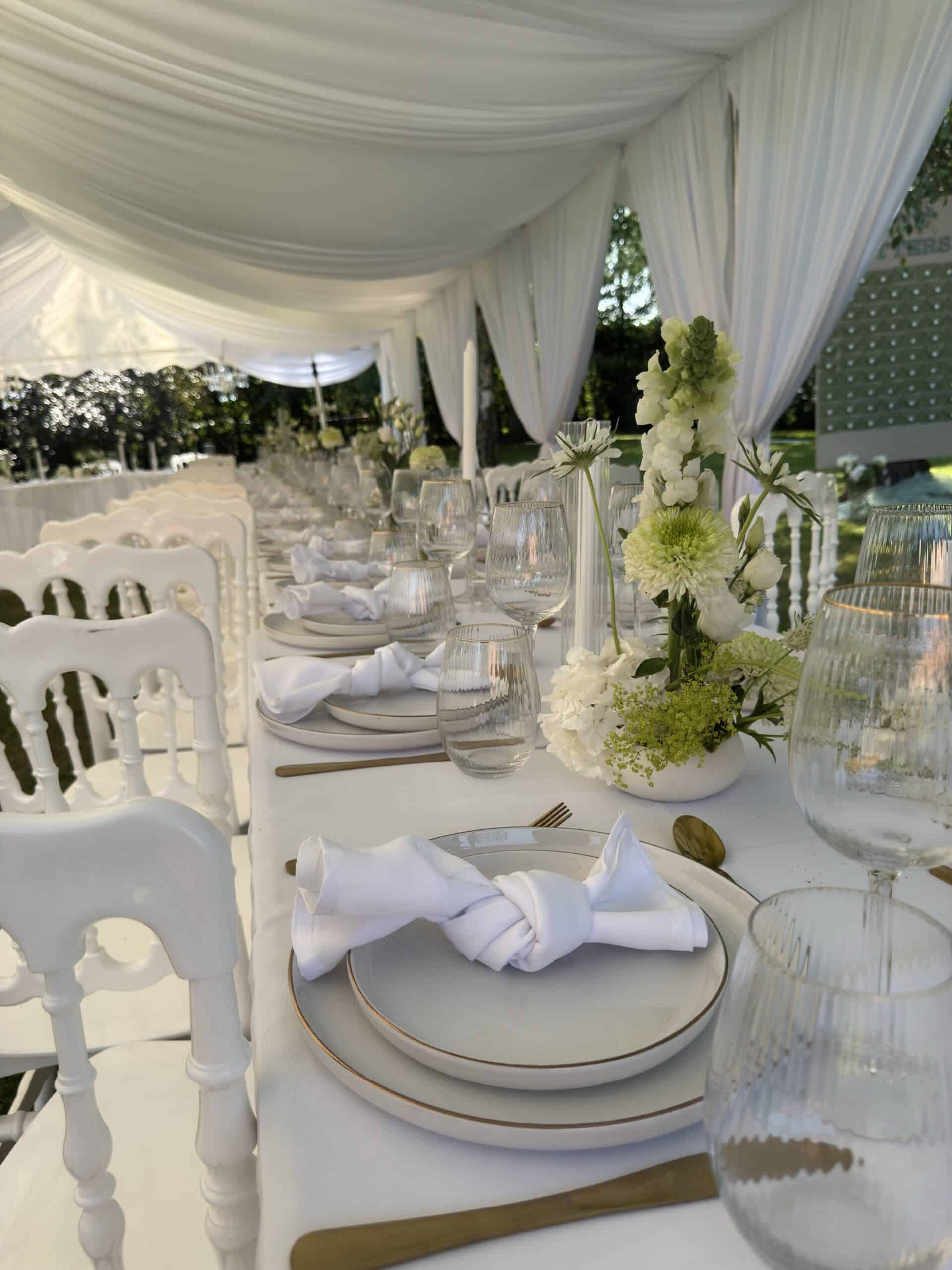 Décoration de table de mariage sous une tente drapée blanche