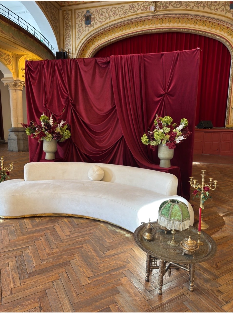 Décor de réception bordeaux avec canapé blanc