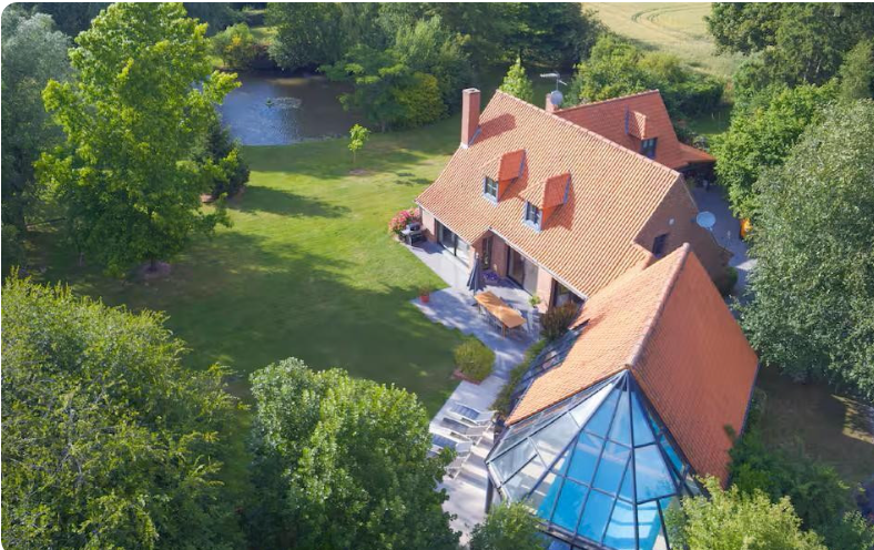 Villa avec parc et piscine intérieure